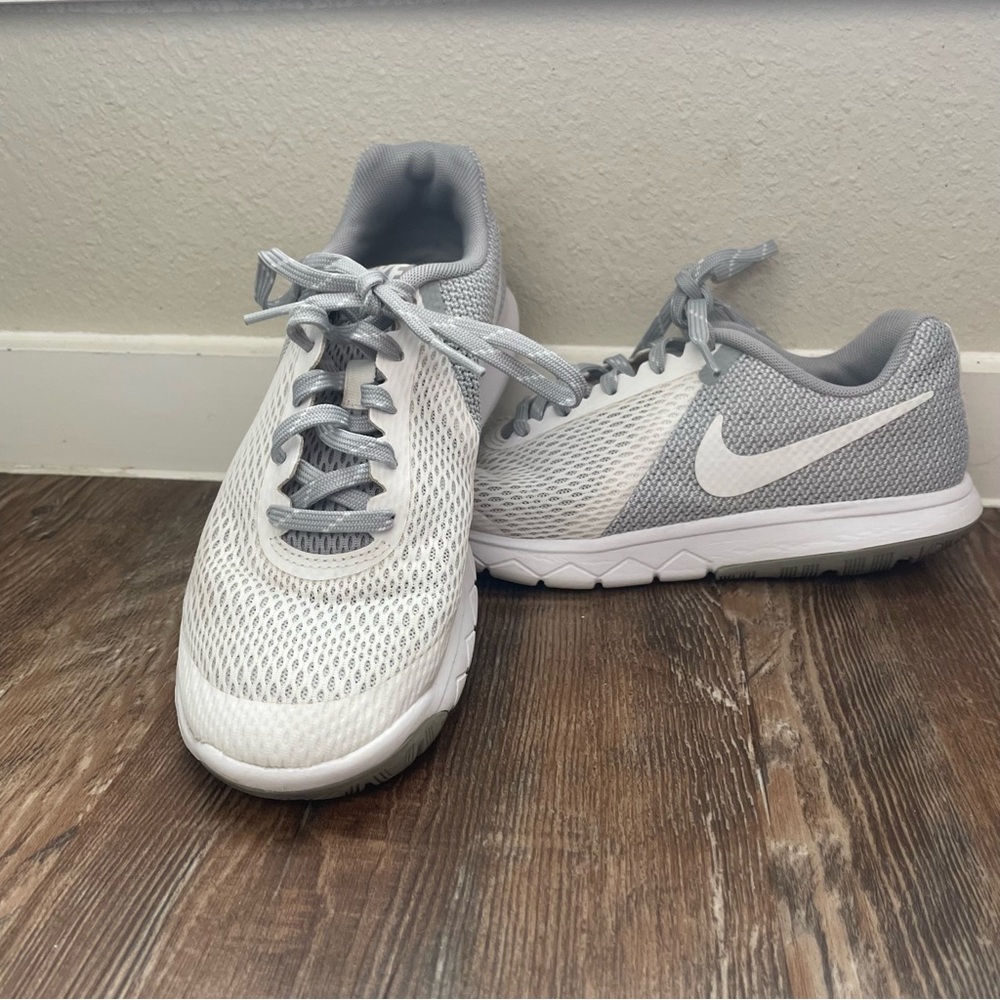 Nike Women’s Flex Experience RN5 Size 7 White Gray Athletic Running Sneakers